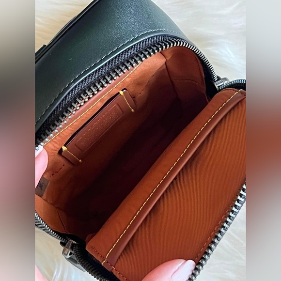 CM371 - Coach Gotham Sling Pack 13 - Picture 10 of 14